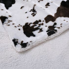 Luxus Kollektion - Superweiche Kunstfelldecke mit Sherpa Futter, Kuh-Muster, Größe 150x200 cm, Weiß und Dunkelbraun image number 3