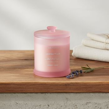 LIVMORE Home Fragrance Kollektion, Duftkerze im Farbglas, Lavendelholz, 370 g Sojawachs, 55 Std., 10,2 x 10,2 x 13 cm