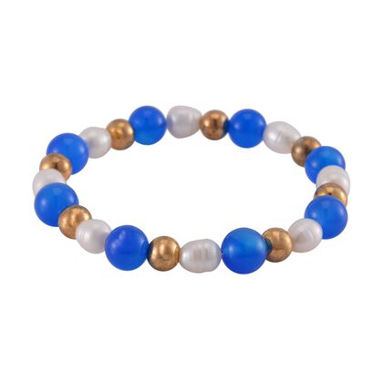 Flexibles Armband mit blauem Achat, wei&szlig;en S&uuml;&szlig;wasserperlen und goldfarbenen Kugeln, Messing