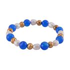 Flexibles Armband mit blauem Achat, weißen Süßwasserperlen und goldfarbenen Kugeln, Messing