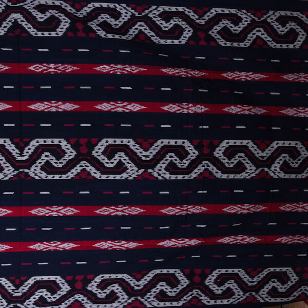 Handgefertigte Tenun-Decke mit Tiermotiv image number 2