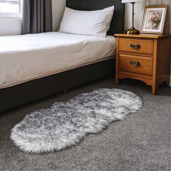 LIVMORE - Kunstfell-Teppich im Dip-Dye-Look mit Schaumstoffunterlage, 60x180 cm, Schwarz