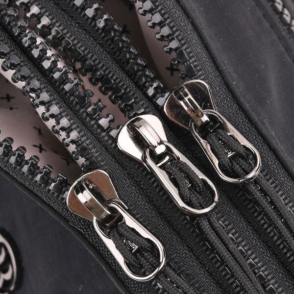 Nylon Crossbody-Tasche mit Reißverschlussfächern, verstellbarem Schulterriemen, Schwarz image number 6