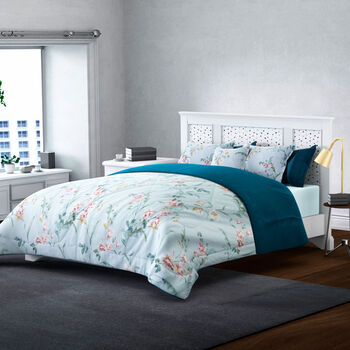 SERENITY NIGHT: 3er-Set - Seidensteppdecke und 2 Kissenbez&uuml;ge, Blumenmuster, Blau&nbsp;