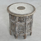 NAKKASHI - handgeschnitzter klappbarer Tisch aus Mangoholz mit handgeprägter Aluminiumplatte, 53 x 53 x 53 cm, weiß