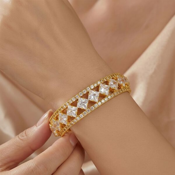 Flexibler wei&szlig;er Zirkonia Armreif, vergoldet image number 2