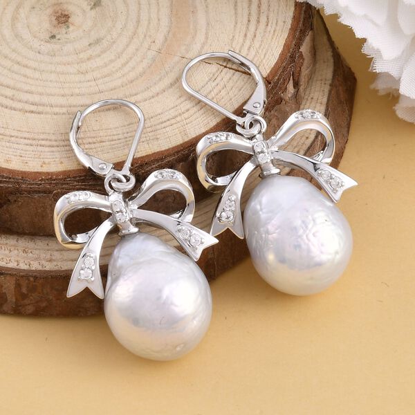 GP Regina Kollektion - wei&szlig;e Barockperle, blaue Saphir und Zirkon-Ohrringe - 0,31 ct. image number 2