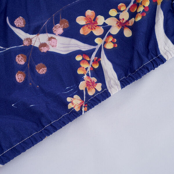 Spannbetttuch aus 100% Mikrofaser, Dunkelblau Hintergrund mit Rosa Blumenmuster image number 1