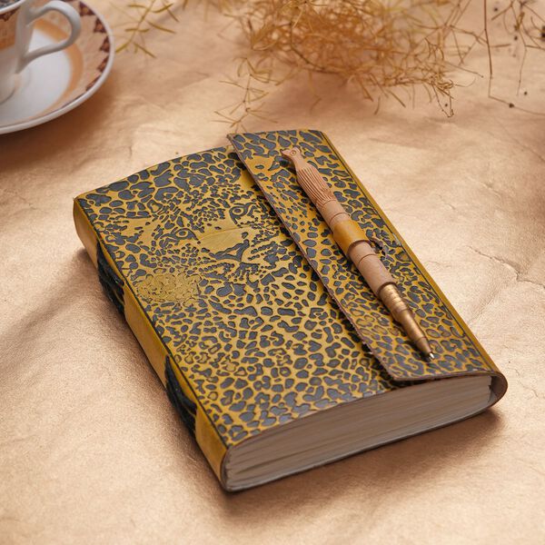 Echtlederbuch mit Leoparden Design und Holzstift image number 3