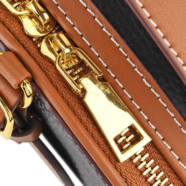 lifestyle-Color:Black with tan ;size/Profile:  Crossbody bag:wall(exterior);Genuine Leather. Lining(interior):polyester  Pockets(exterior):zipped-1;Pockets(interior):pocket-1                                Measurement:11*8*16CM image number 6