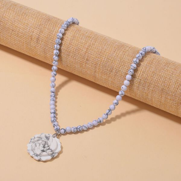 Wei&szlig;e Howlit handgeschnitzte Blumen-Halskette, 45 cm - 150 ct. image number 2