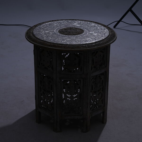 NAKKASHI - handgeschnitzter klappbarer Tisch aus Mangoholz mit handgeprägter Aluminiumplatte, 53x53x53 cm, weiß image number 9