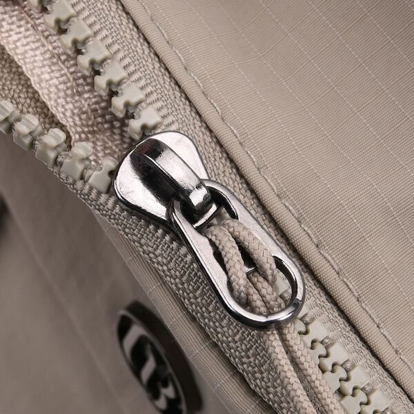 Nylon Crossbody Tasche in Hellgrau mit Reißverschluss image number 6