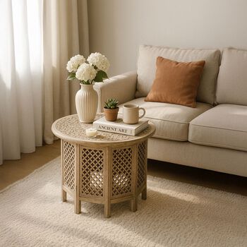 NAKKASHI Handgeschnitzter Couchtisch aus Mangoholz, 68x68x51cm, wei&szlig;es Finish