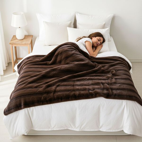 Serenity Night Premium Kuscheldecke in Pelzoptik, doppellagig und wendbar, 150x200cm, Braun image number 3