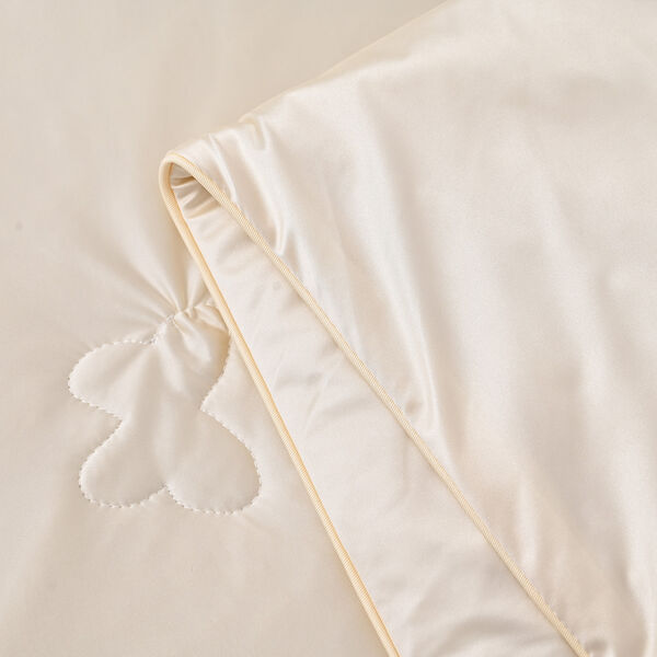 Silk quilt with cooling fabric fabric:85% nylon+15%spandex Filling:100g silk+200g polyester,around 110gsm Packing:non-woven bag image number 4
