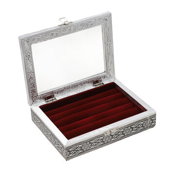 Handgefertigte Ringbox aus Aluminium mit Blumenmuster und Kratzschutzfutter in Rot