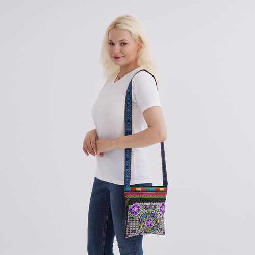 Crossbody-Tasche mit floraler Stickerei, ethnischem Boho-Muster, 23×24 cm, Schwarz mit Lila-Motiven image number 1