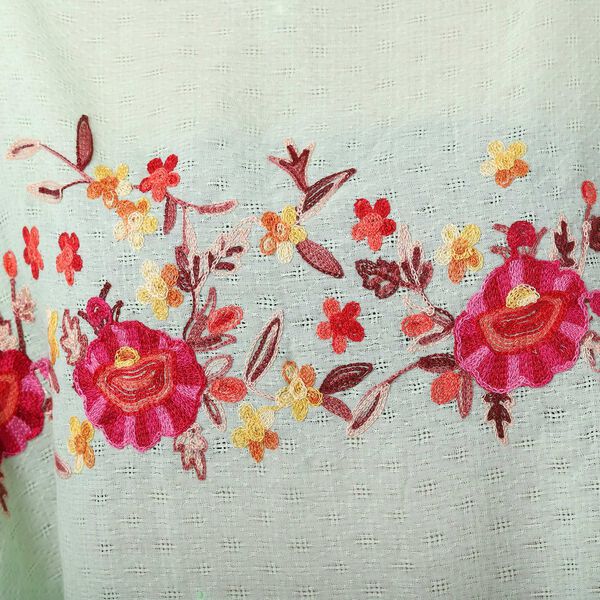 T-Shirt mit Blumen-Stickerei, Hellgr&uuml;n, Einheitsgr&ouml;&szlig;e image number 4