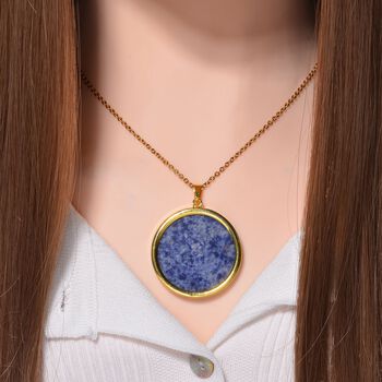 Sodalith Medaillon-Anh&auml;nger mit Kette, (ca. 44mm), Edelstahl, vergoldet, ca. 75.00 ct