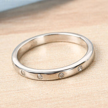 Schlichter, funkelnder Bandring in platiniertem Silber