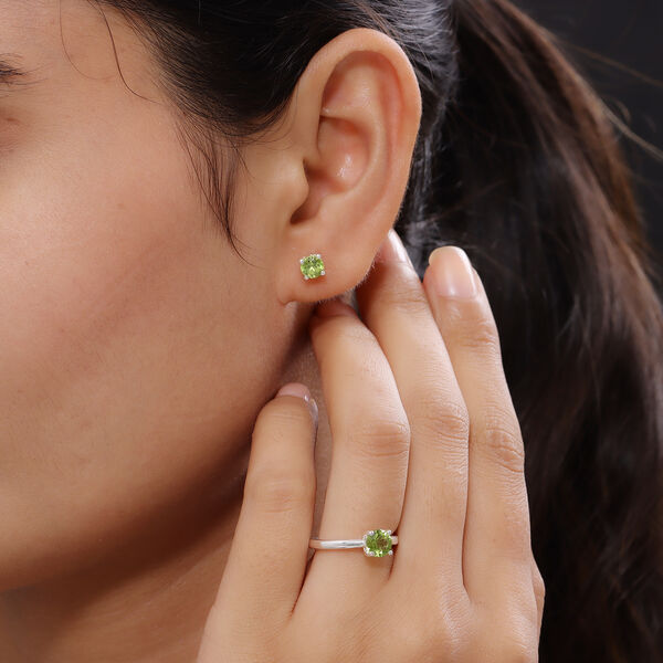 2er-Set, nat&uuml;rlicher Peridot Solit&auml;r-Ring und Ohrstecker in Silber, 1,95 ct. image number 3