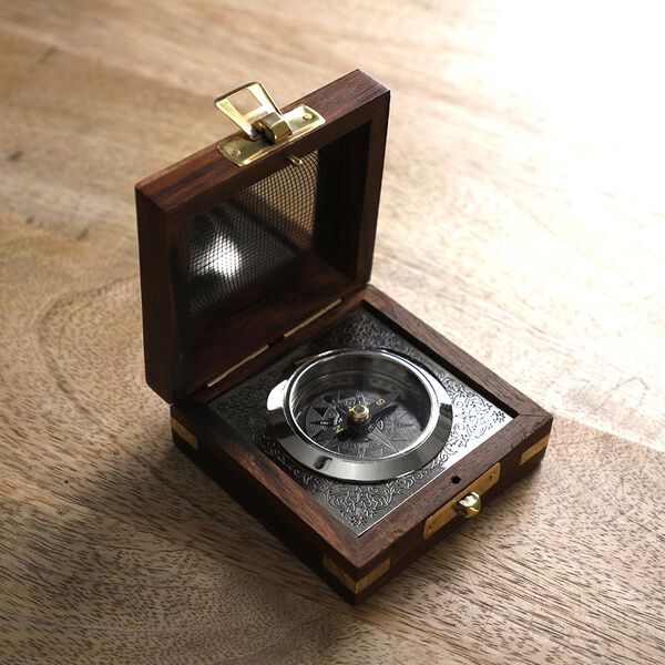 Indian Handycrafts: Handgemachtes Holzbox mit Messing Compass, Silber image number 5