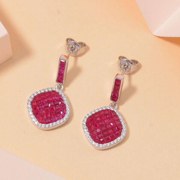 Rubin-Farbe und wei&szlig;e Zirkonia Halo Ohrringe image number 2