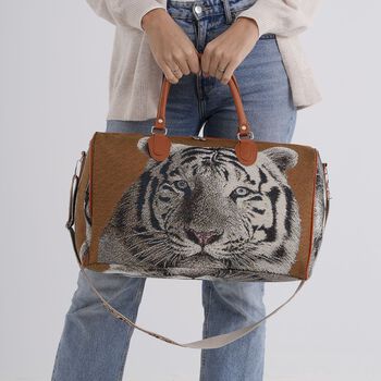"Life style Color:brown with tiger print /Profile:Duffel bag wall(exterior):Polyester    Lining(interior): polyester; Pockets(exterior):Zipped-1 Pockets(interior):none Measurement:45*23*27cm           "