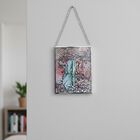 Handbemalter Glas Suncatcher mit Kette, silberfarbenem Rahmen, Alphonse Mucha Motiv Winter, 12x15 cm