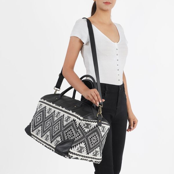 Stillvolle Weekender-Tasche aus 100% echtem Leder mit handgewebtem Dekor, schwarz image number 2