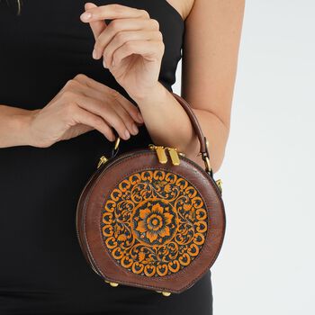 Runde Crossbody-Bag mit Mandala-Pr&auml;gung, 19x8x18 cm, Braun