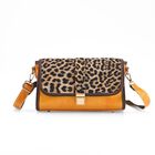 Chaos by Elsie - Echtleder Crossbody Tasche mit RFID, Leopardenmotiv Klappe, 2 Außenfächer mit Reißverschluss, 28 x 10 x 18 cm, Beige