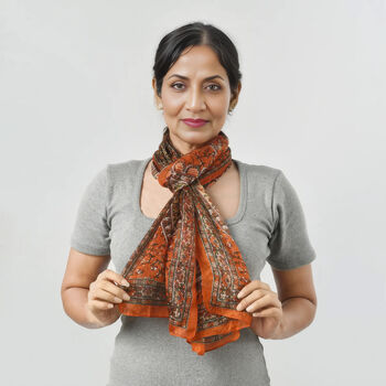 Eleganter rechteckiger Seidenschal in Orange mit edlem Print, Gr&ouml;&szlig;e: 49x160 cm