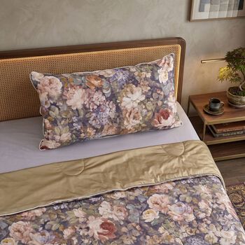 "AB side Silk quilt with cooling fabric fabric:85% nylon+15%spandex A side: print, B side match solid color Filling:100g silk+200g polyester,around 110gsm,33% silk+77% polyester Packing:gift box with PVC cover", "AB side cooling pillowcase with piping wit