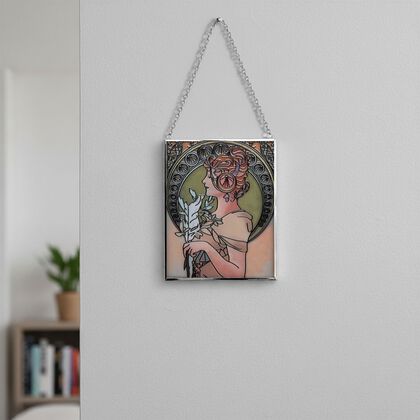Handbemalter Sonnenf&auml;nger aus Glas mit Kette und silberfarbenem Rahmen, Mucha-Motiv, 12x15 cm Frau mit Feder