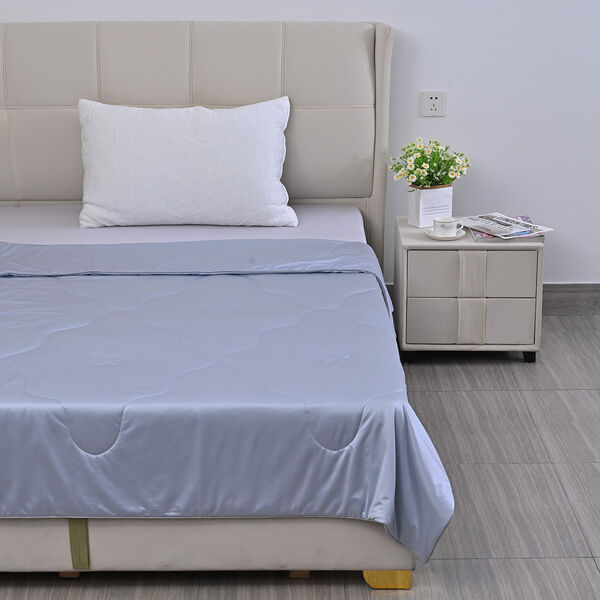 SERENITY NIGHT Seiden Steppdecke, k&uuml;hlender Stoff, 135x200cm, Blau
