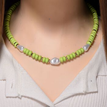 Wei&szlig;e Muschelkernperle, Gr&uuml;ner Howlit Halskette, ca. 50 cm + 5 cm Extender, goldfarben