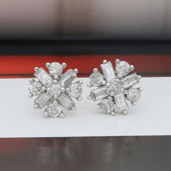 Florale Diamant-Ohrstecker in Wei&szlig;gold image number 2