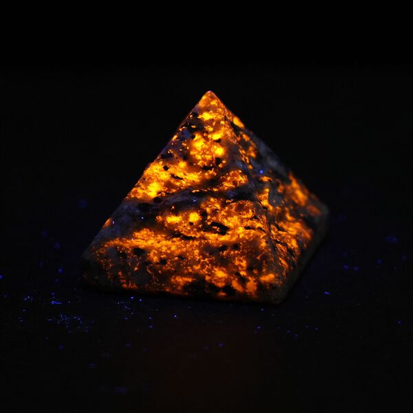 Gem Crystal Kollektion - Yooperlith Pyramide - 4,5 cm image number 3