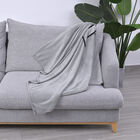 2 in 1 Fleece Reisedecke 127x152 cm und Kissen 30x30 cm, Grau