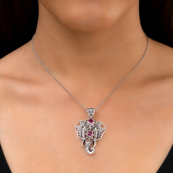 Handgefertigter, afrikanischer Rubin-Elefant-Anhänger in Silber image number 2