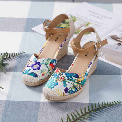 LA MAREY: Espadrilles mit Keilabsatz, Dschungelmuster, Weiß