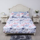 SERENITY NIGHT: 3er-Set - Bettdecke und 2 Kissenbezüge, Blumenmuster, Blau und Rosa  image number 2
