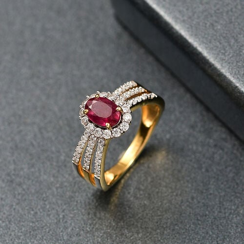 Königlicher Glamour- D'Joy Afrikanischer Rubin (Fissure gefüllt), Moissanit Ring 925 Silber Rhodiniert und 750 Gelbgold Vermeil (Größe 17.00) ca. 1.80 ct image number 1