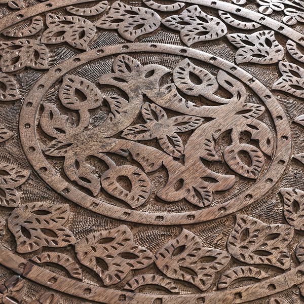 NAKKASHI Handgeschnitzter Couchtisch aus Mangoholz, 68x68x51cm, Braun image number 9