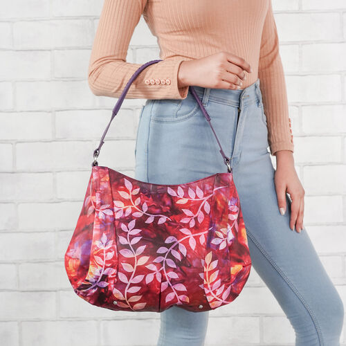 SUKRITI: Handbemalte Hobo-Tasche aus Leder, Blättermuster, Rot-Lila-Gelb image number 1
