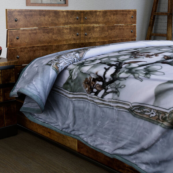 SERENITY NIGHT: Superweiche, schwere Bettdecke, Magnolienmuster, Blau-Wei&szlig; image number 2