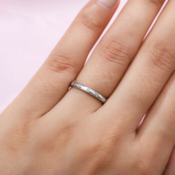 Schlichter, funkelnder Bandring in platiniertem Silber