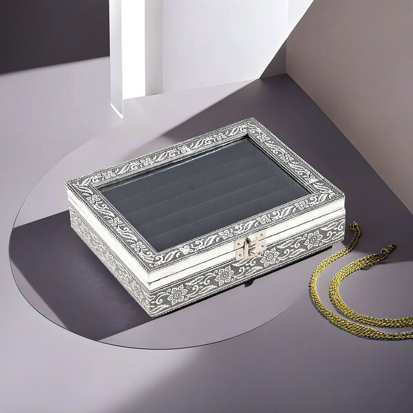 Handgefertigte Aluminium-Ringbox mit floraler Gravur und schwarzem Kratzschutz-Innenfutter image number 2